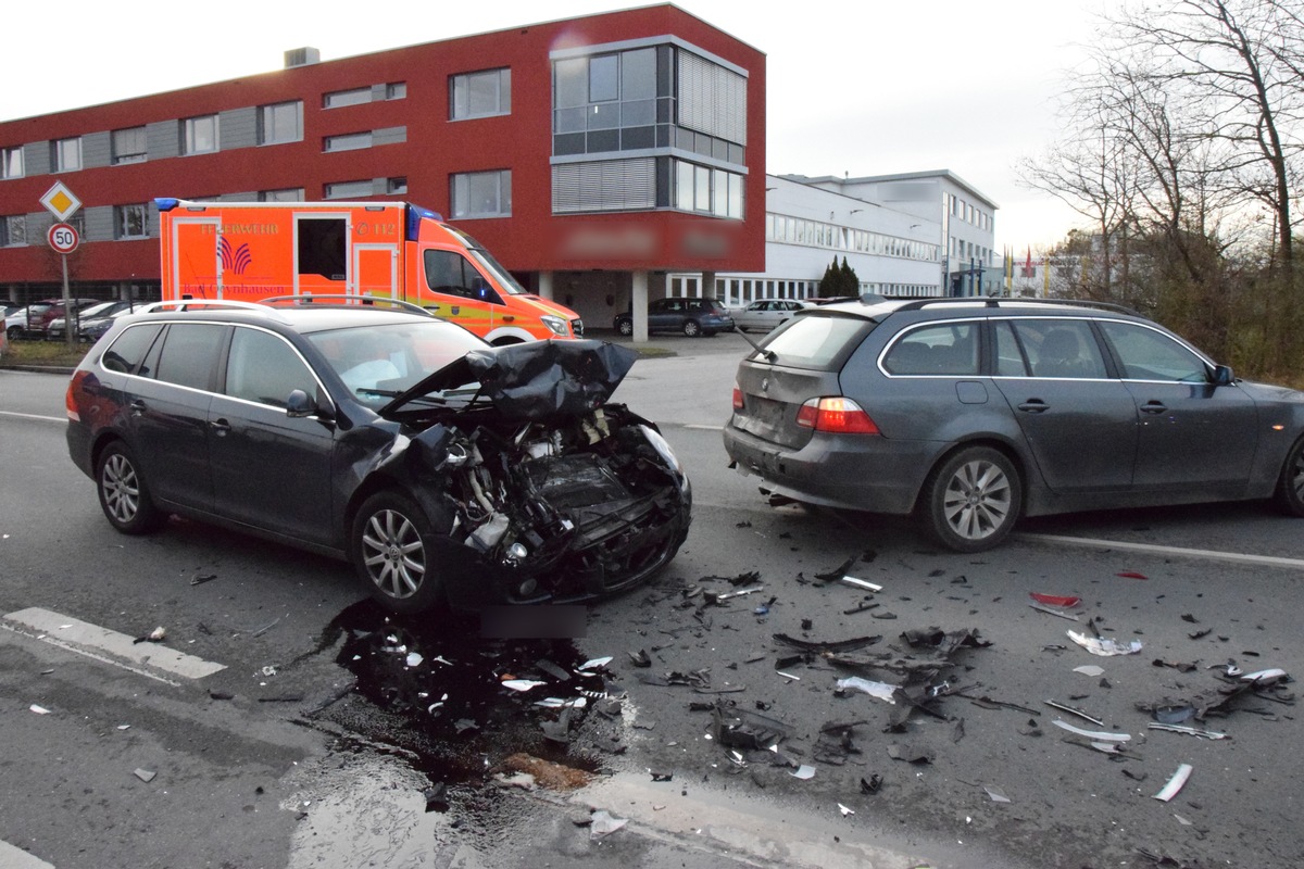 POL-HF: Auffahrunfall - Zwei Personen leicht verletzt