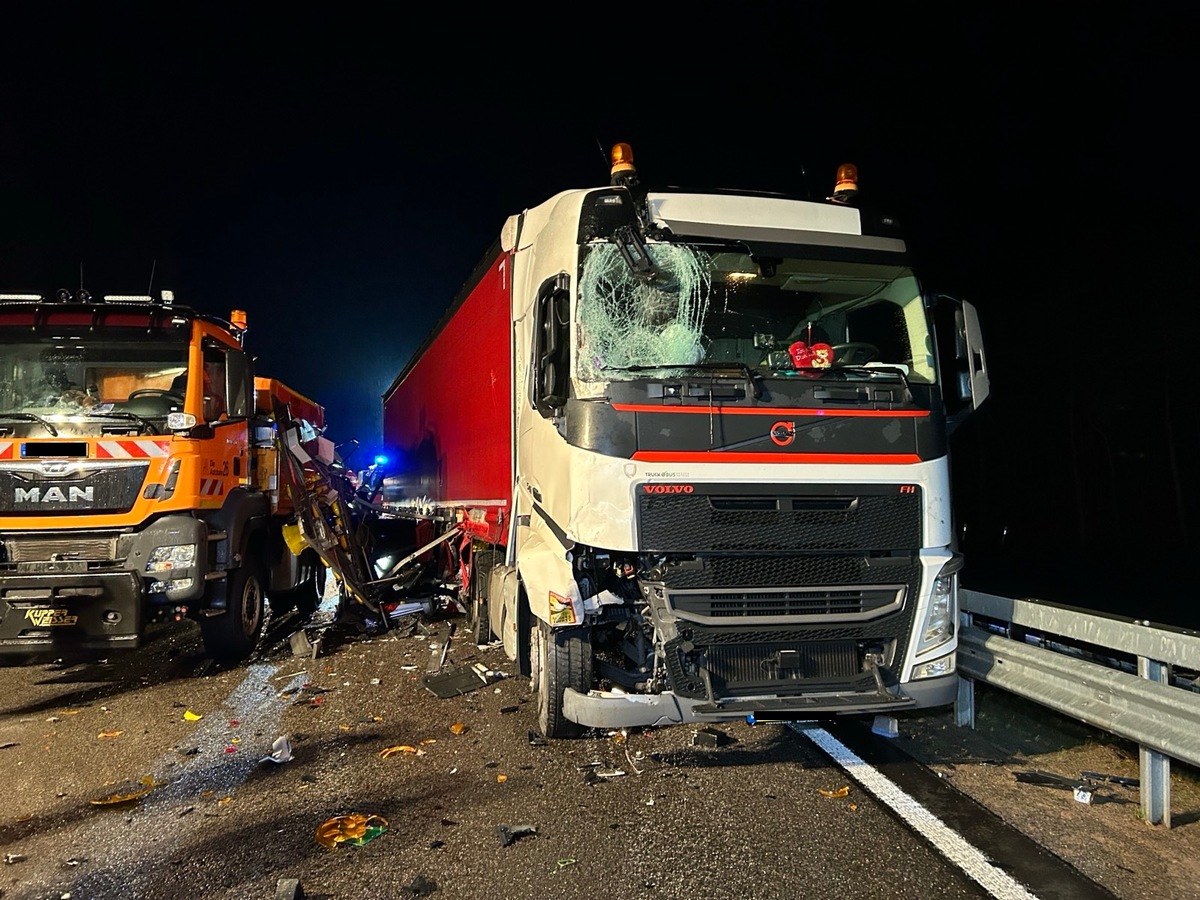 POL-PDKL: Sattelzug gerät in Vollbrand...Zweiter Sattelzug fährt in Stauende...