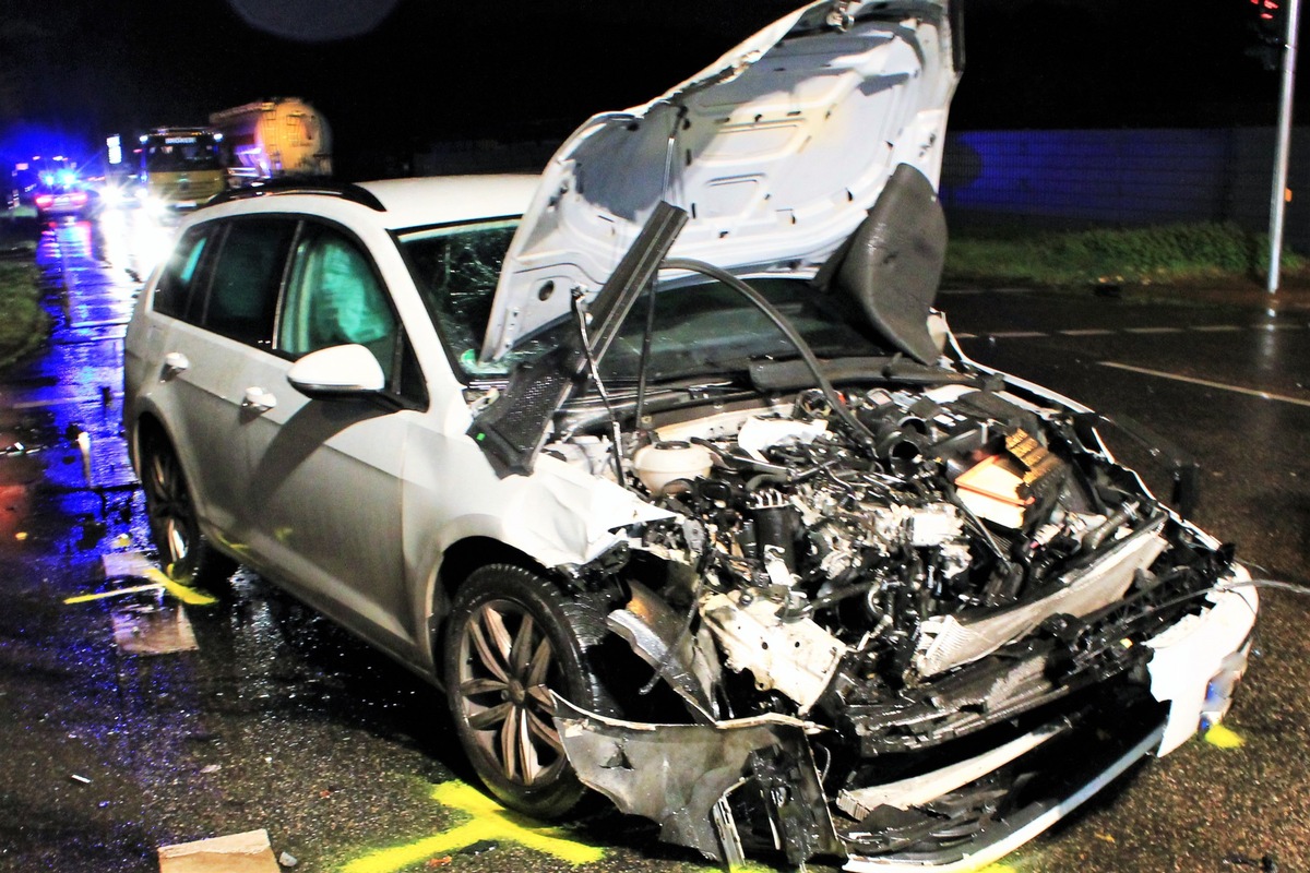 POL-VIE: Schwalmtal-Waldniel: Autofahrer fährt bei Rotlicht in Kreuzung - schwer verletzt