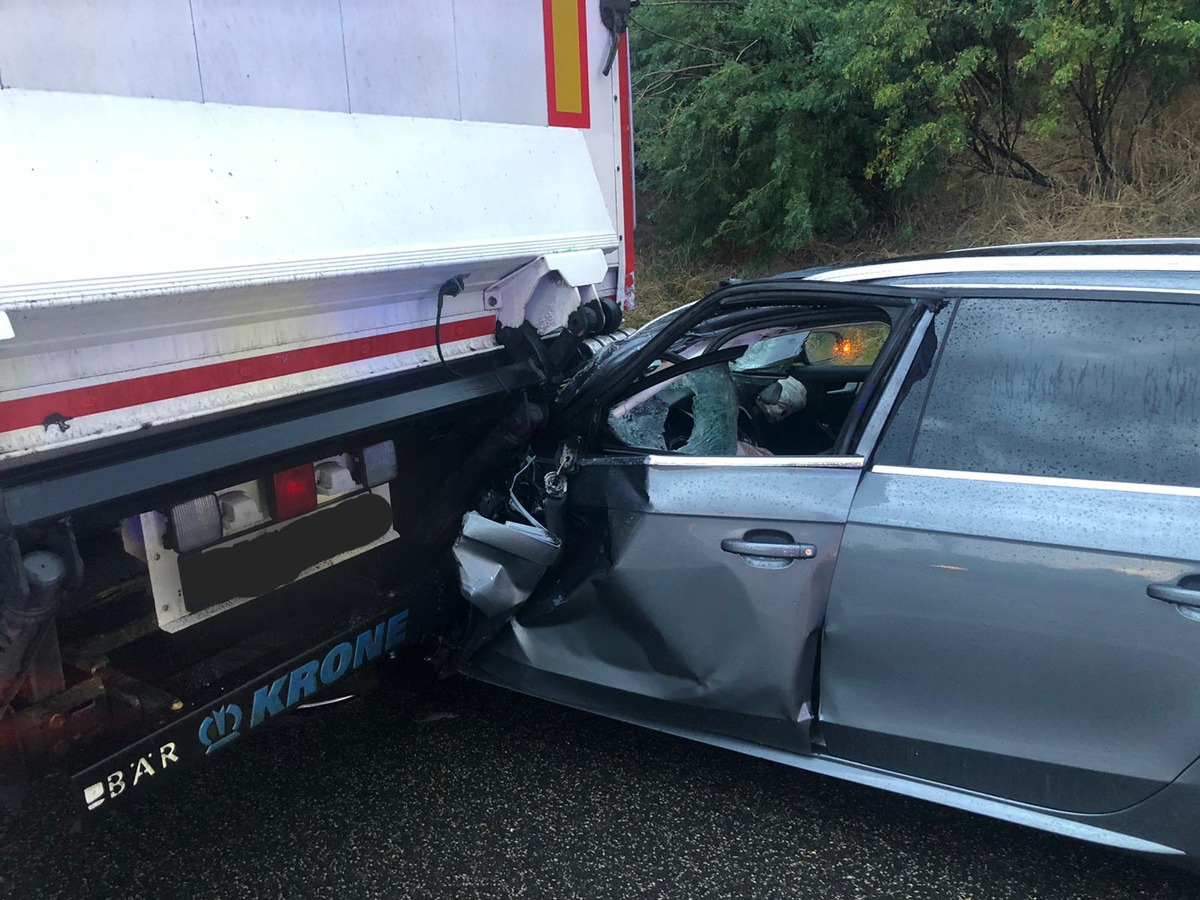 API-TH: Pkw Audi fährt unter vorausfahrenden Lkw und Fahrzeugführer verletzt sich schwer