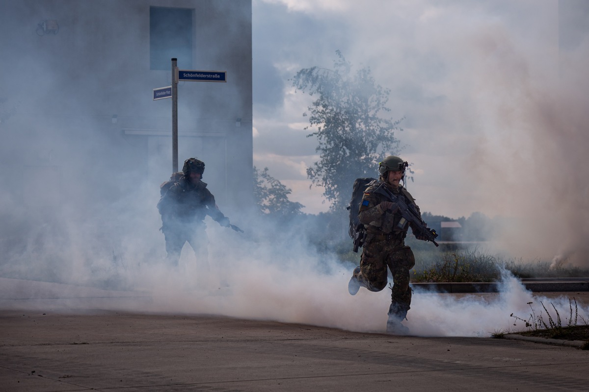 Die Luftlandebrigade 1 hat bei Komet 2023 erstmalig mit den Fallschirmjägerregimentern 26 und 31 erfolgreich eine Luftlandeoperation im Szenario der Landes- und Bündnisverteidigung geübt.