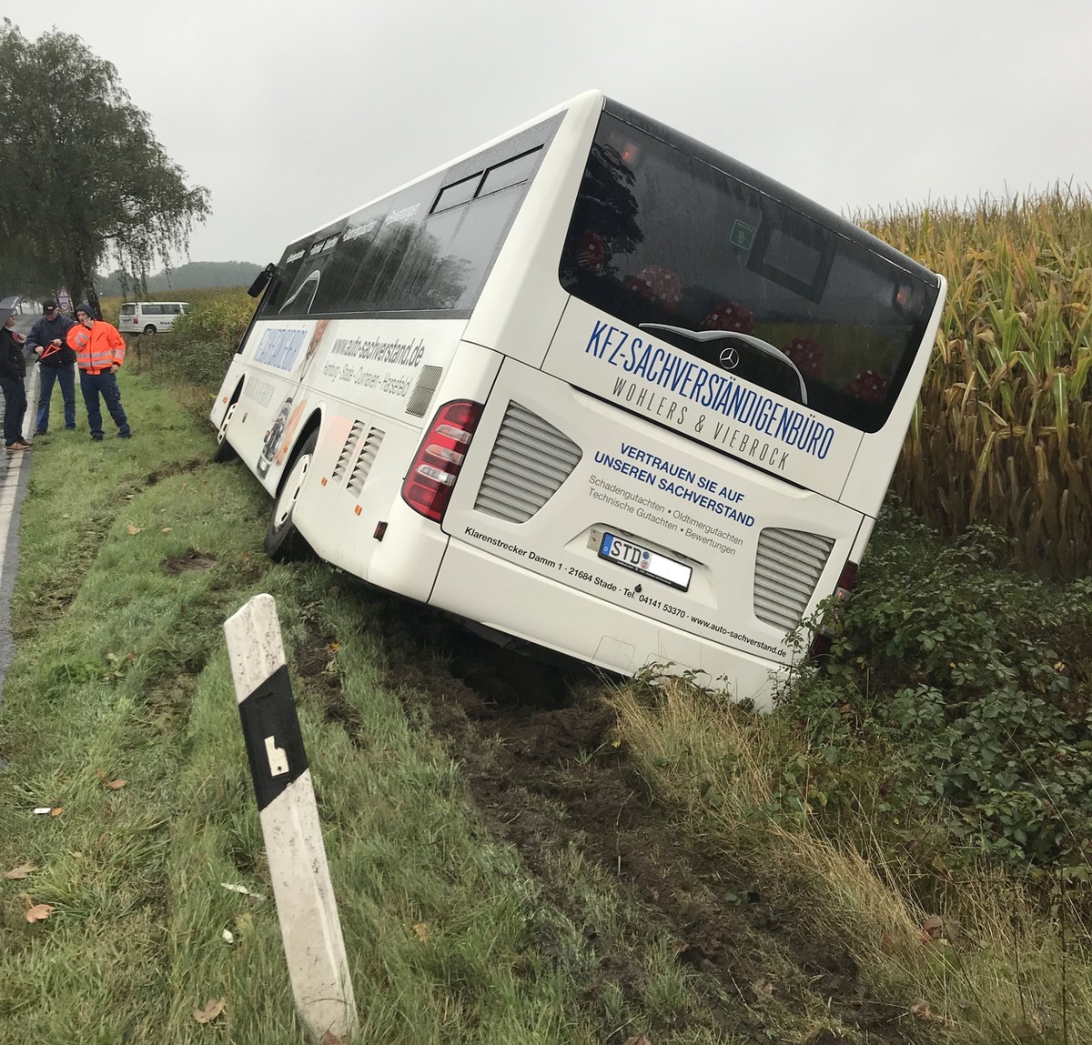 POL-STD: Reisebus kommt ohne Fahrgäste von der Fahrbahn ab und kollidiert mit Chausseebaum - keine Verletzten