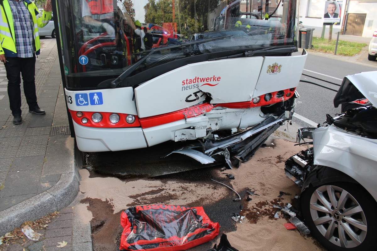 POL-NE: Zusammenstoß zwischen Auto und Linienbus fordert einen Schwer- und zwei Leichtverletzte