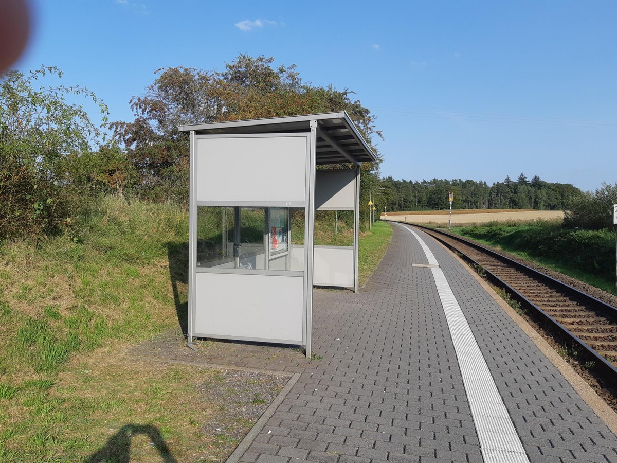 BPOL-KS: Scheibe von Wartehäuschen zerstört