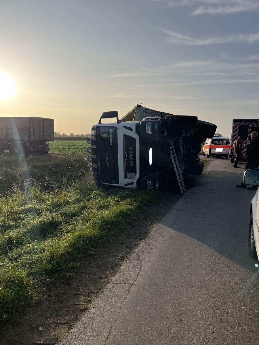 POL-NB: Sattelzug umgekippt- Fahrer schwer verletzt