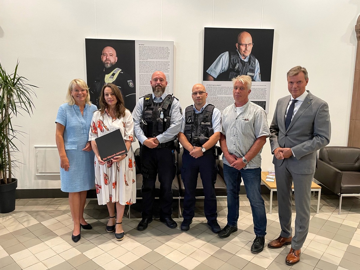 POL-RE: &quot;Der Mensch dahinter&quot;: Polizeipräsidentin Friederike Zurhausen und Bürgermeister Christoph Tesche eröffnen eindrucksvolle Wanderausstellung im Rathaus