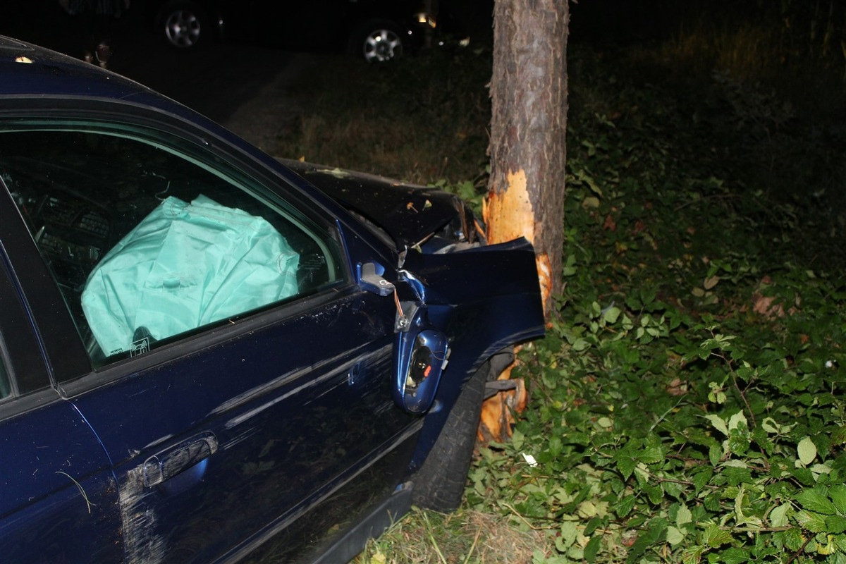 POL-MI: Auto kollidiert mit Baum