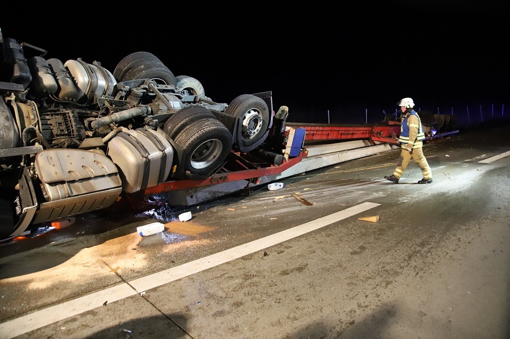 FW-SE: Schwertransport verunfallt auf der Bundesautobahn 7