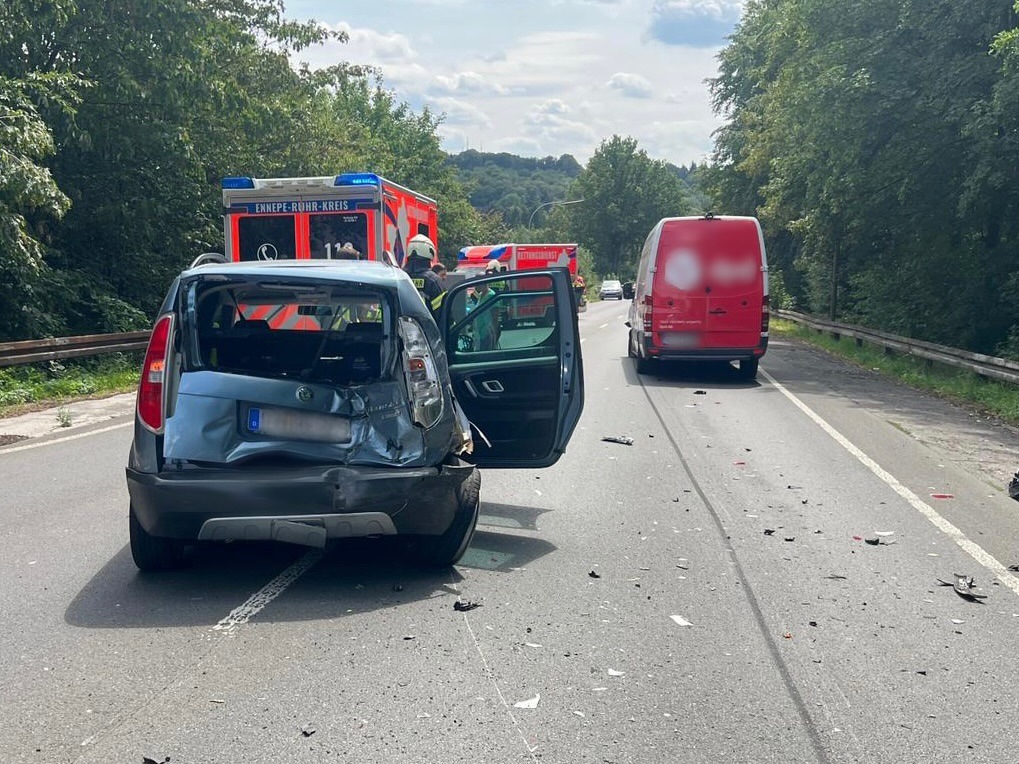 FW-EN: Feuerwehr rückt zum Verkehrsunfall und CO-Alarm aus