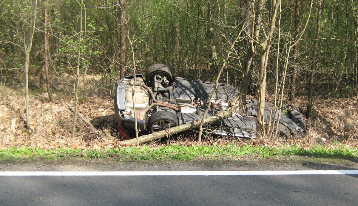 POL-NI: Von Straße abgekommen und auf dem Dach gelandet -Bild im Download-