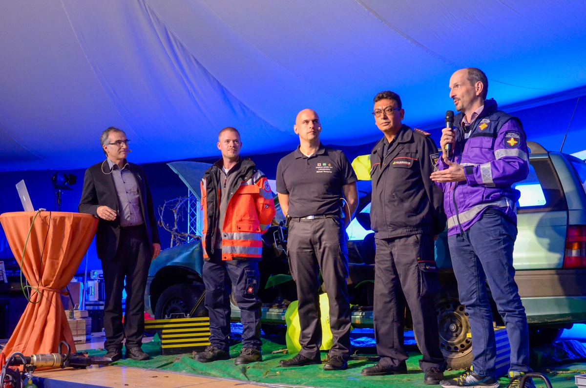 KFV-CW: Neubulacher Feuerwehrleute beteiligen sich an Sponsorenlauf bei der Neubulacher Zeltkirche.
Lauf mit Atemschutzgeräten absolviert.