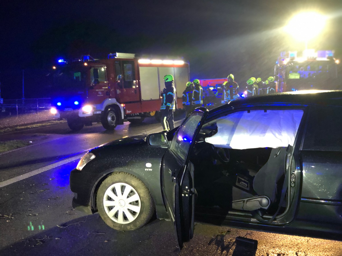 Feuerwehr Weeze: Schwerer Verkehrsunfall mit Todesfolge auf der B9