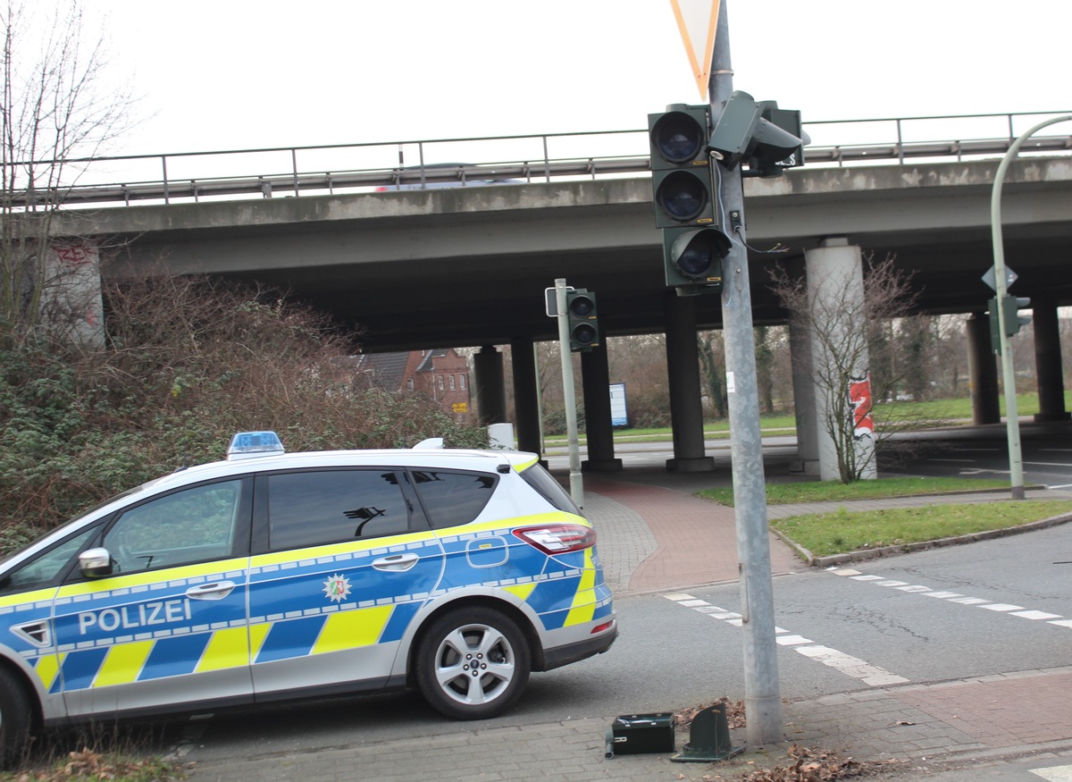 POL-DU: Duissern: Lkw-Fahrer fährt gegen Ampel und flüchtet