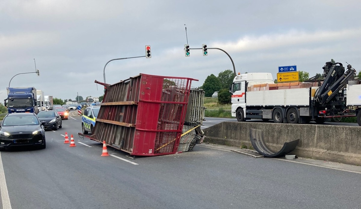 POL-WES: Wesel - Lkw verliert Ladung / Verkehrsbehinderungen im Berufsverkehr