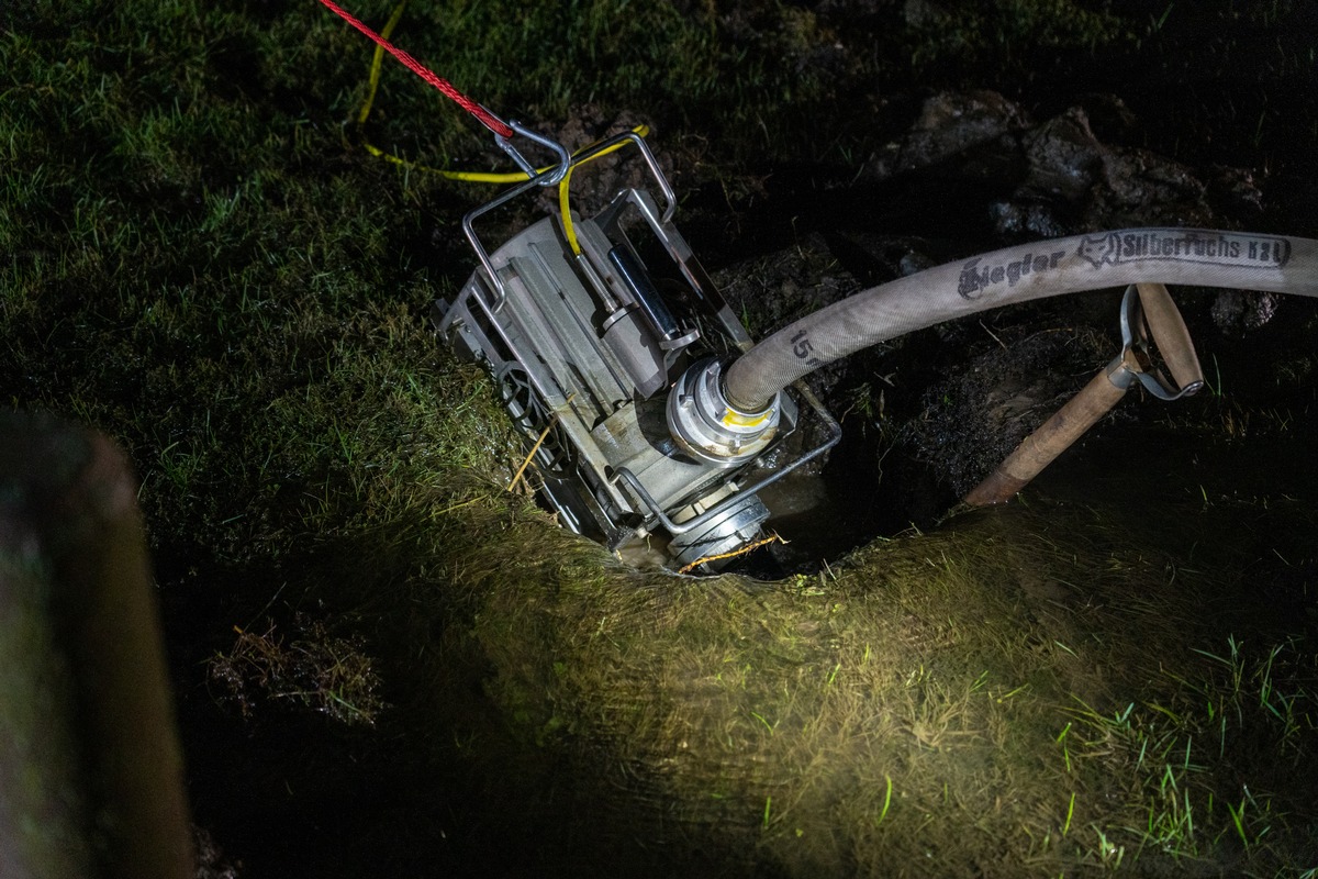 FW Flotwedel: Steigendes Oberflächenwasser erfordert erneut den Einsatz der Feuerwehren in der Samtgemeinde Flotwedel