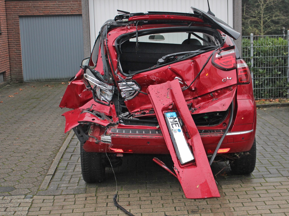 POL-ME: Autofahrer erleidet Krampf und kracht in Haus - Ratingen - 1812030