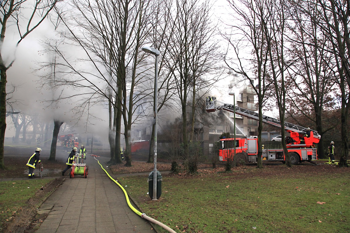 FW-E: Feuer in Mehrfamilienhaus, sieben Erwachsene und zwei Kinder gerettet, niemand verletzt