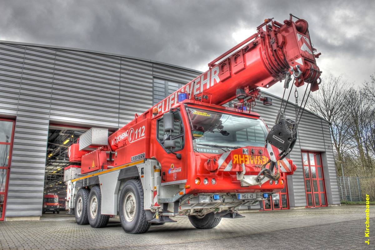 FW-MG: Verkehrsunfall mit  Kleintransporter und Traktor