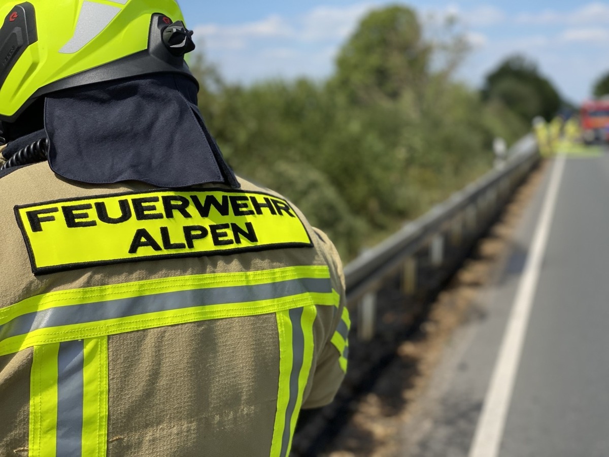 FW Alpen: Holzstrommast sorgt für zwei Alarmierungen