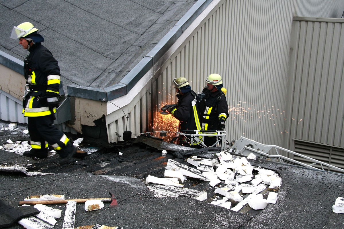 FW-E: Feuer auf dem Dach der Messehalle 10 in Essen, Exponate unbeschädigt, Motorshow startet wie geplant