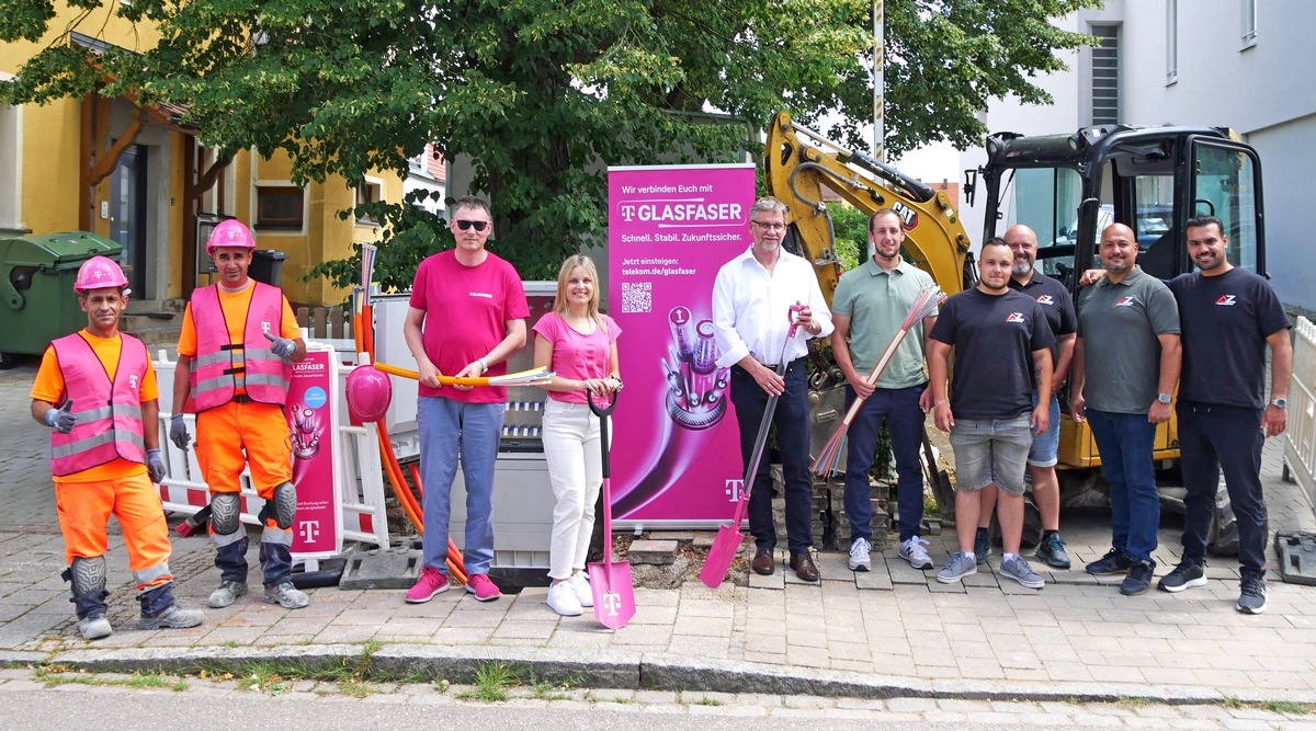 Im Plan: Bürgermeister Karl Heinz Fitz besucht Glasfaser-Baustelle der Telekom