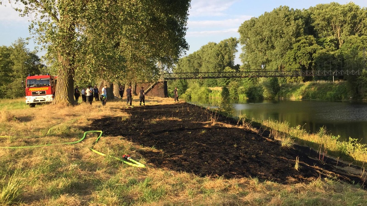 FW-EN: Feuerwehr bekämpft schwer zugänglichen Flächenbrand