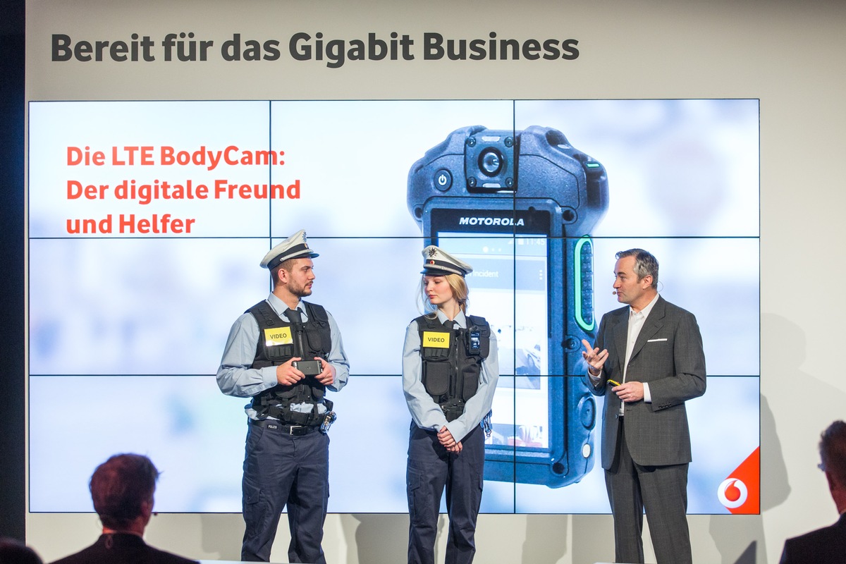 CeBIT 2016: Vodafone zeigt auf seiner Pressekonferenz die vernetzte BodyCam, den digitalen Freund und Helfer