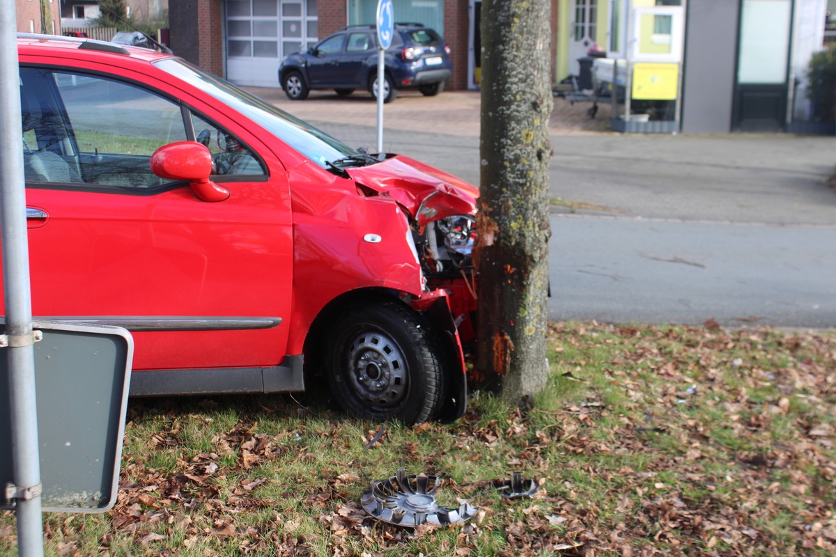 POL-COE: Lüdinghausen/ Autos kollidieren mit Bäumen