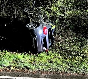 POL-PDPS: Dellfeld (Kreis Südwestpfalz) - Alleinunfall mit verletzter Person und hohem Sachschaden