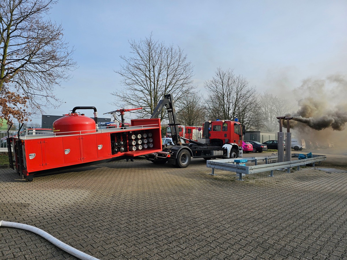 FW Bergheim: Mehrere Einsätze beschäftigen Feuerwehr in Bergheim Kind in Klettergerüst eingeklemmt - Rauch in Gewerbebetrieb - Verkehrsunfall mit verletzter Person