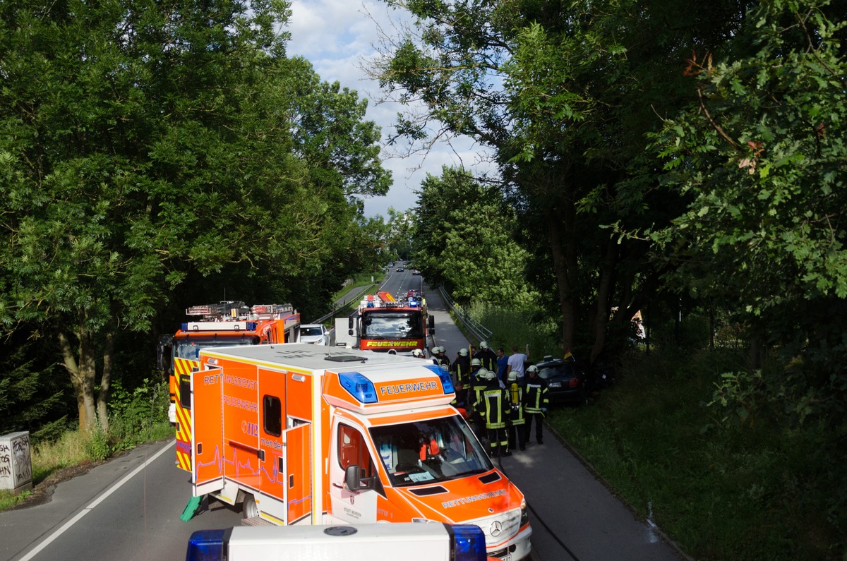 FW Menden: Verkehrsunfall - PKW gegen Baum