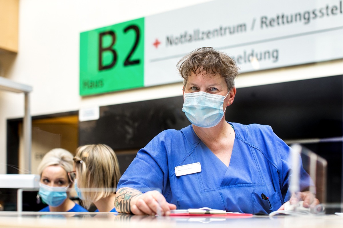 Reife Deutsche Krankenschwester Behandelt Ihren Patienten