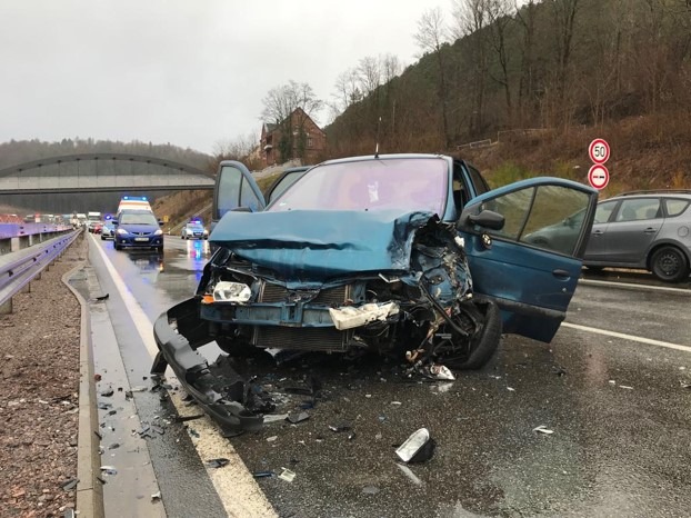 POL-PDPS: Verkehrsunfall mit verletzten Personen auf der B10