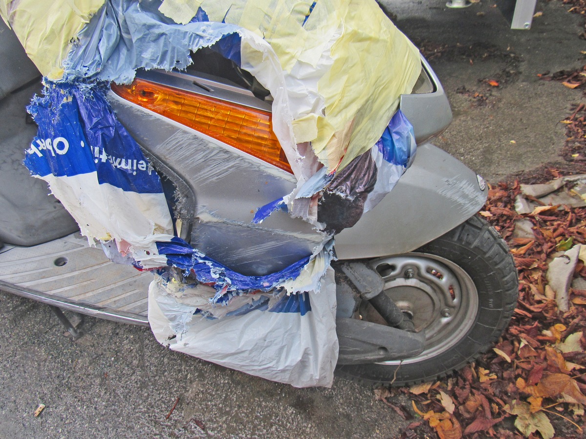 POL-ME: Verkehrsunfall bei Fahrübungen mit gestohlenem Motorroller - Velbert - 1909136