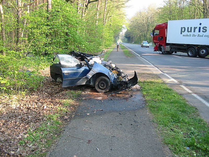 POL-NI: Schwerer Verkehrsunfall auf der B 215 - Bilder im Download -