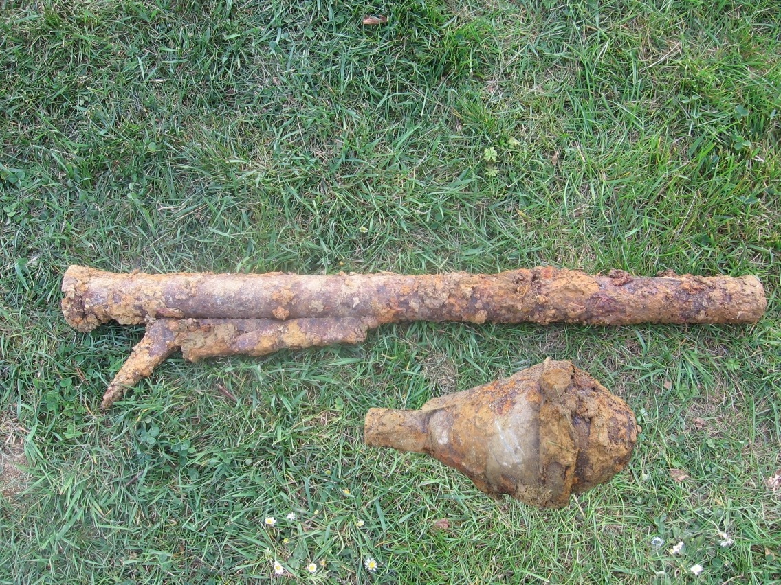 POL-GOE: (516/2007) Panzerfaust auf Friedhof gefunden (Bild im Download)