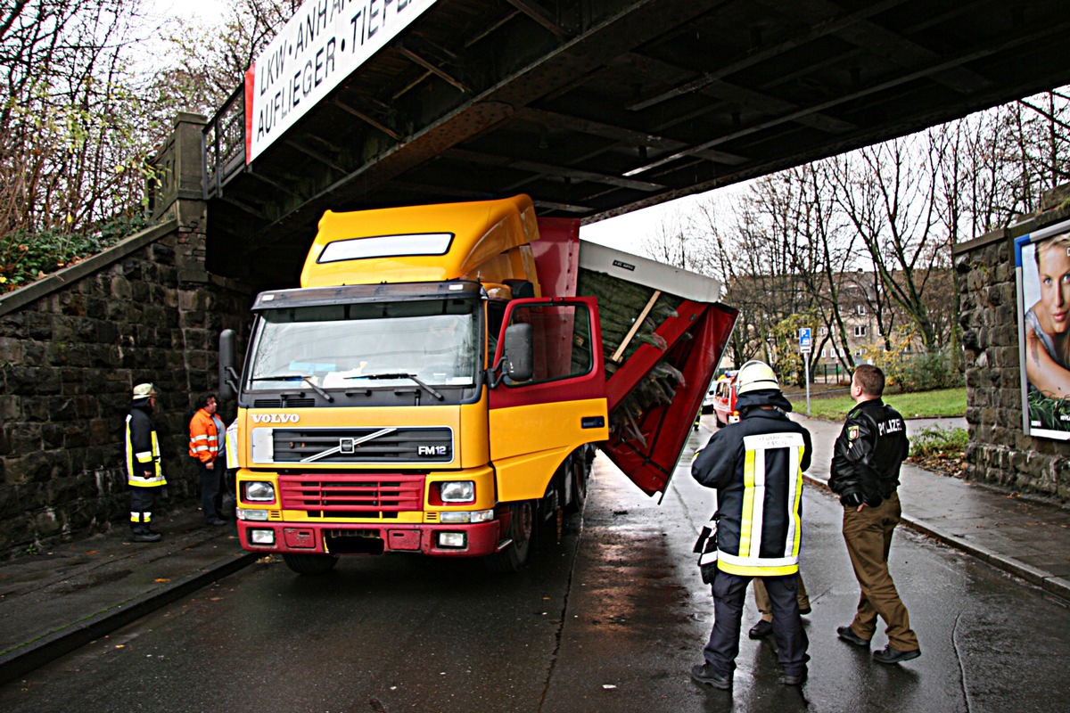 FW-E: Sattelzug mit Weihnachtsbäumen unter Brücke festgefahren