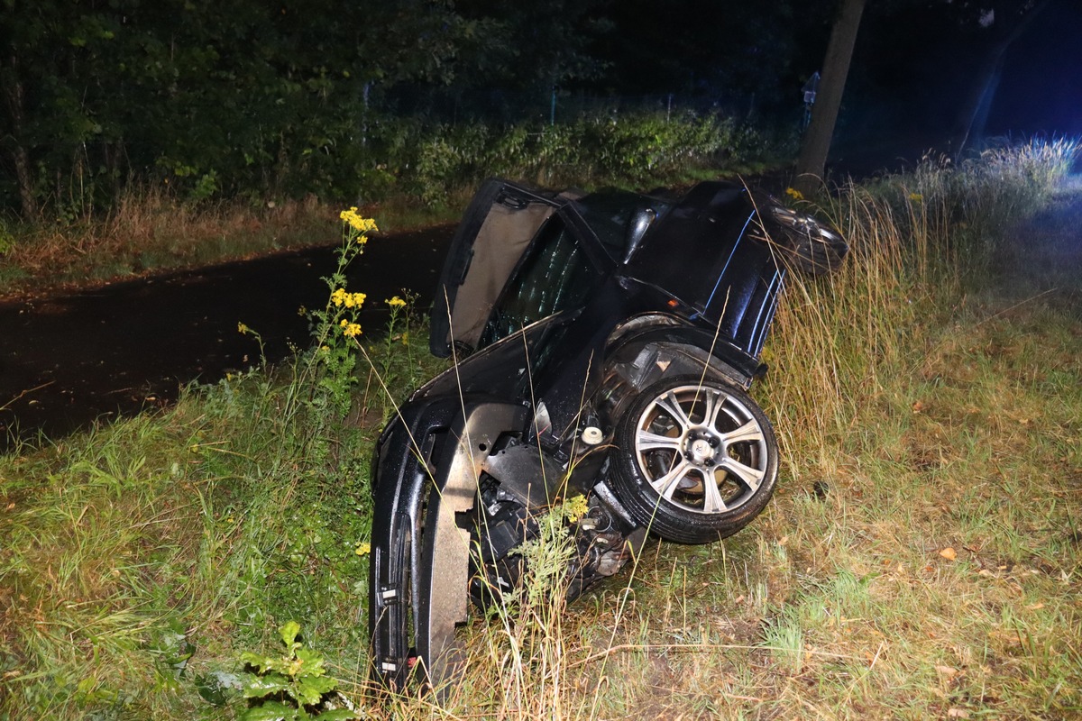 POL-HF: Spengerin verliert Kontrolle über ihren Pkw - Peugeot prallt gegen Baum