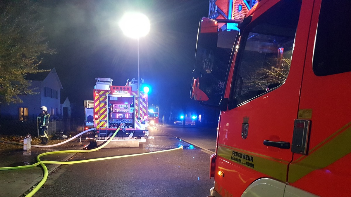 FW-MH: Brand in einer Lagerhalle eines Gartenbaubetriebes.