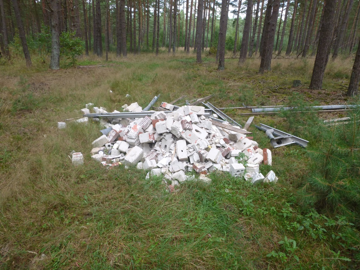 POL-LG: ++ Feuerwerk gezündet - Straf- und Ordnungswidrigkeitsverfahren eingeleitet ++ Bauschutt im Wald entsorgt - Zeugen gesucht ++