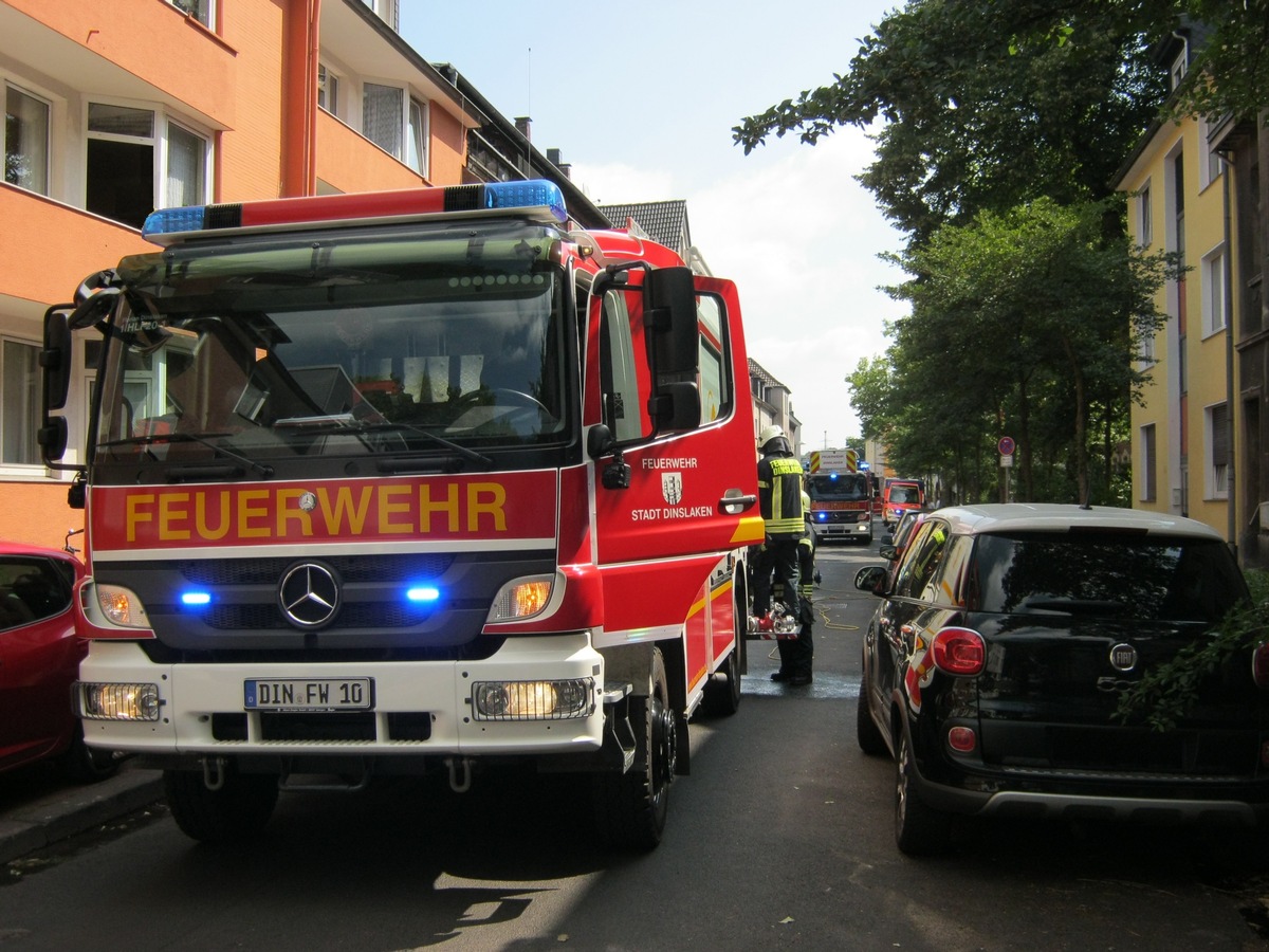 FW Dinslaken: Feuerwehr rettet Hund aus verrauchter Wohnung