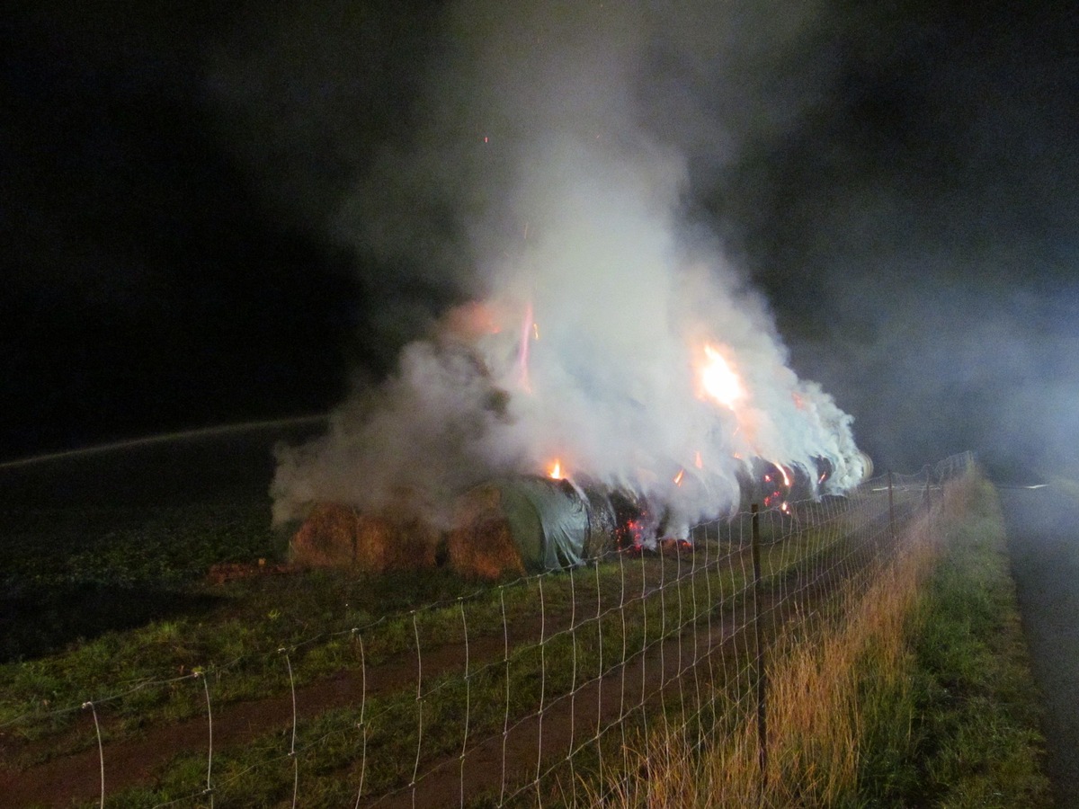 POL-HOL: Vorsätzliche Brandstiftung: 100 Strohballen in Lauenförde verbrannt - Kein Personen- oder Gebäudeschaden -