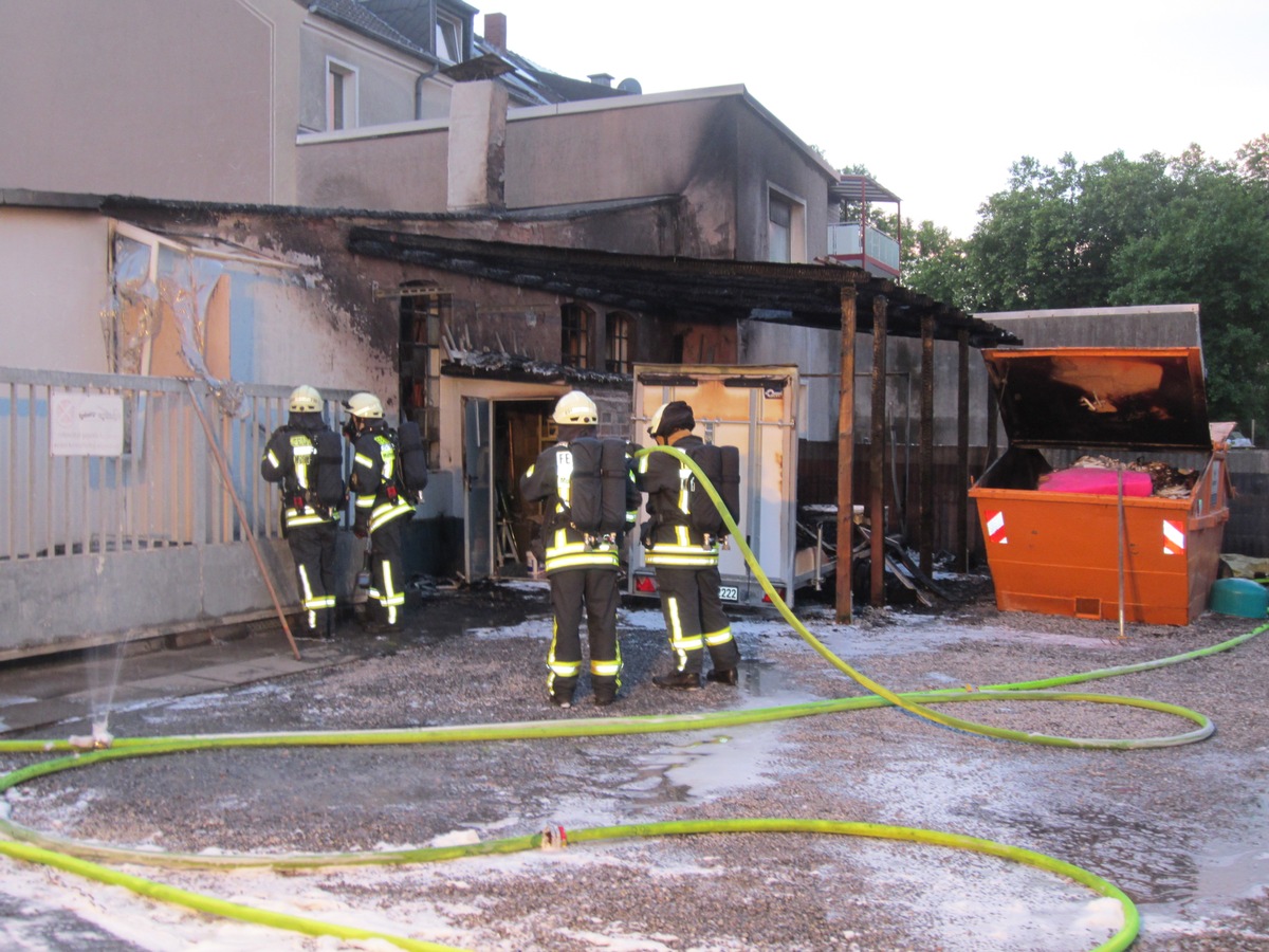 FW-MH: Brand im Hinterhof eines Gewerbebetriebes