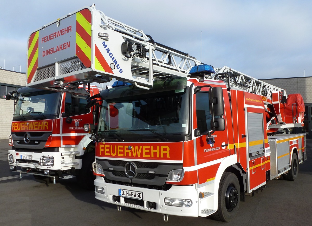 FW Dinslaken: PKW-Brand