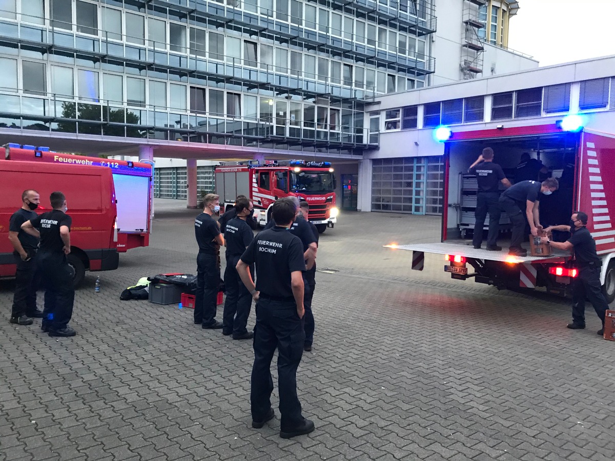 FW-BO: Feuerwehr Bochum unterstützt Feuerwehr Herne bei Gefahrstoffaustritt in Eishalle