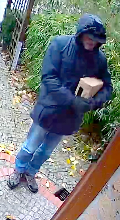 POL-GÖ: (688/2017) Geplanter Raub: 49 Jahre alte Frau im Spickenweg von angeblichem Paketboten in ihrem Haus angegriffen, Polizei fahndet mit Bildern aus Überwachungskamera nach unbekanntem Täter