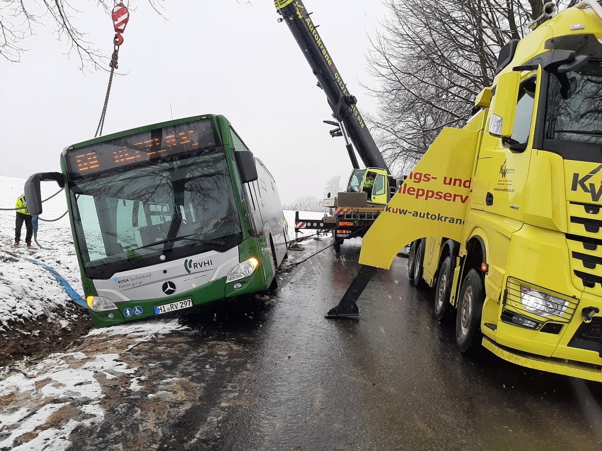 POL-HI: Linienbus kommt von schneeglatter Fahrbahn ab und wird geborgen