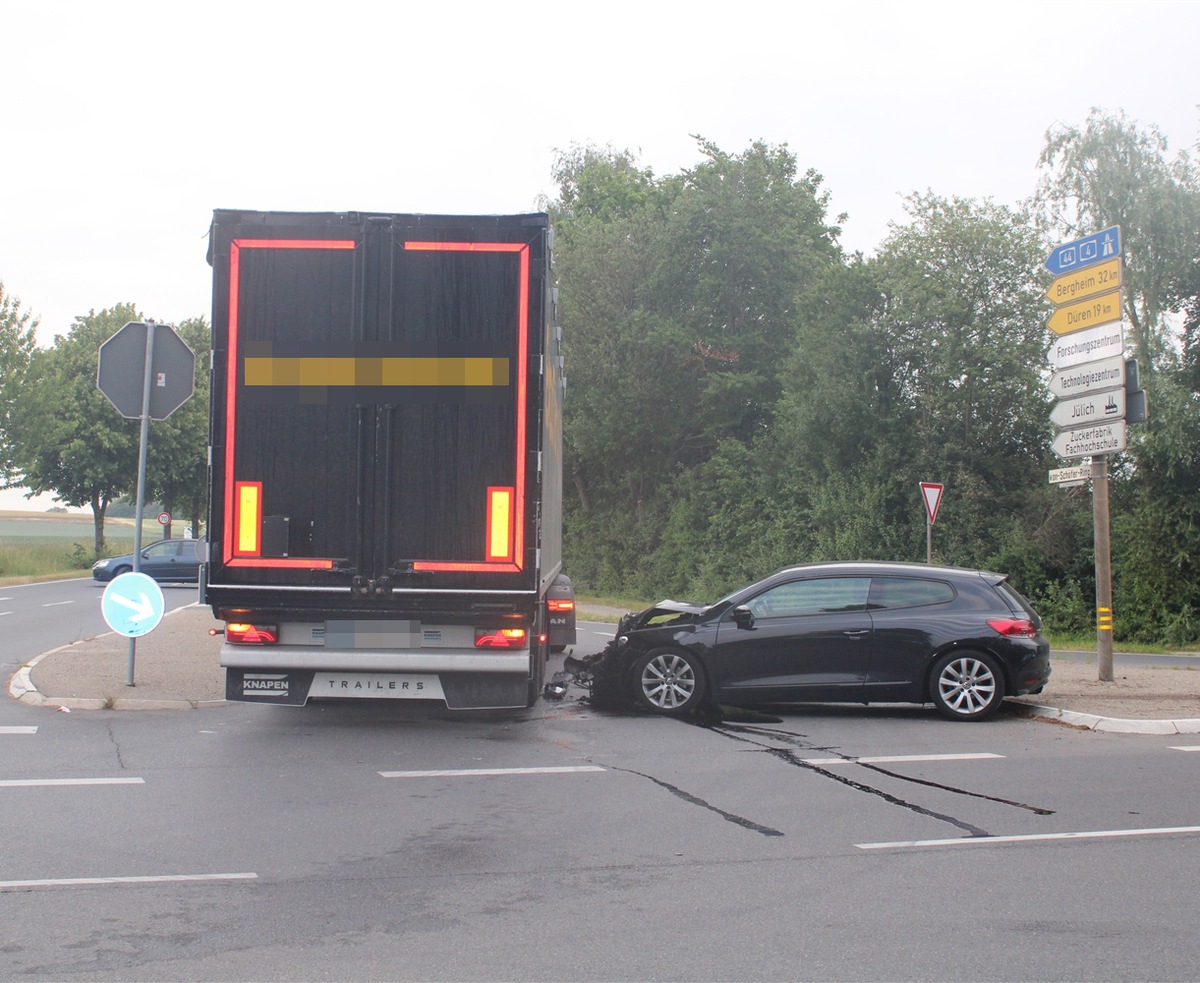 POL-DN: Unfall auf dem Von-Schöfer-Ring - Polizei bittet den Fahrer eines weißen Kia Sportage, sich zu melden