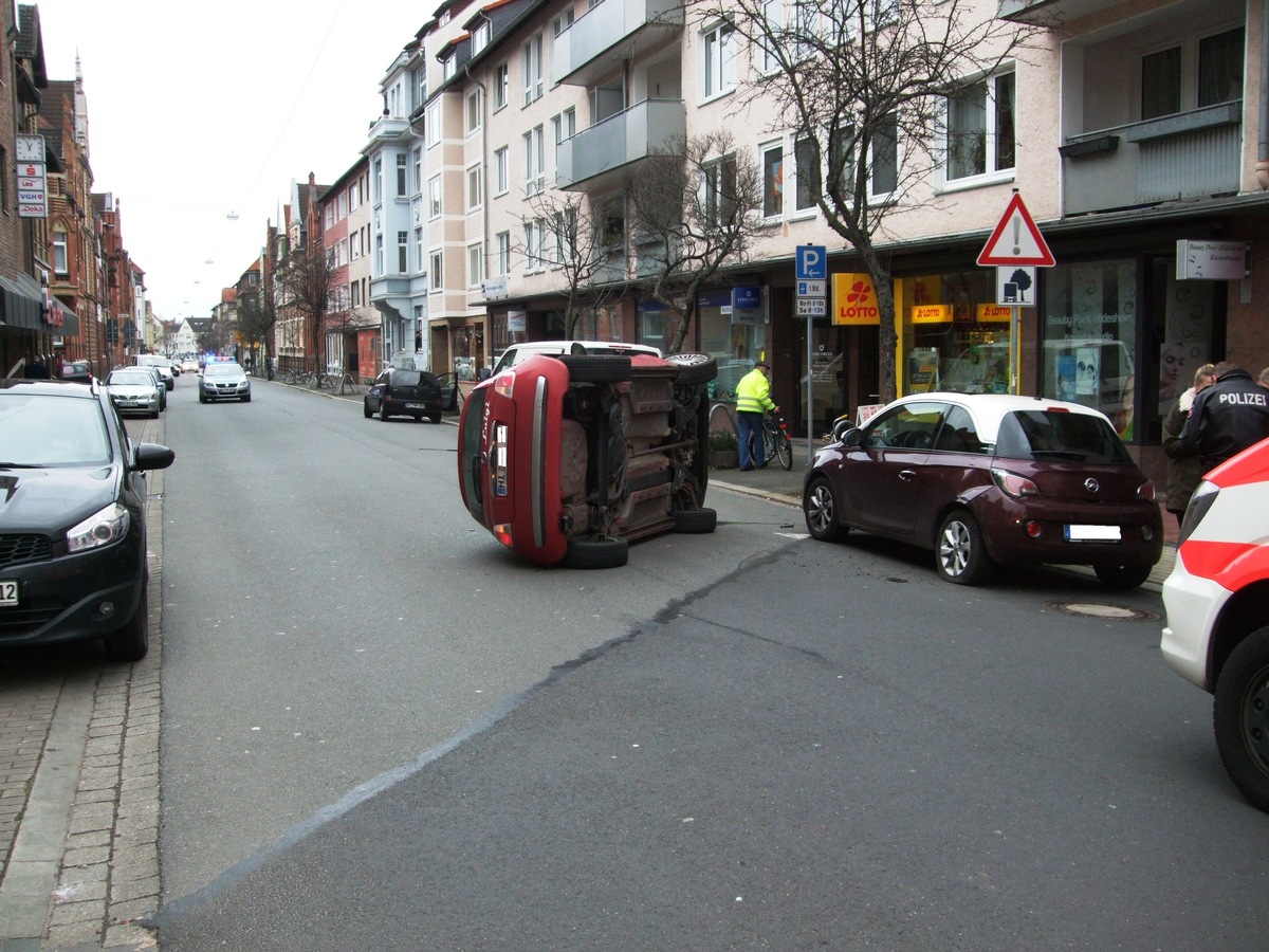 POL-HI: Verkehrsteilnehmerin streift mit Auto einen geparkten Pkw und landet auf der linken Fahrzeugseite