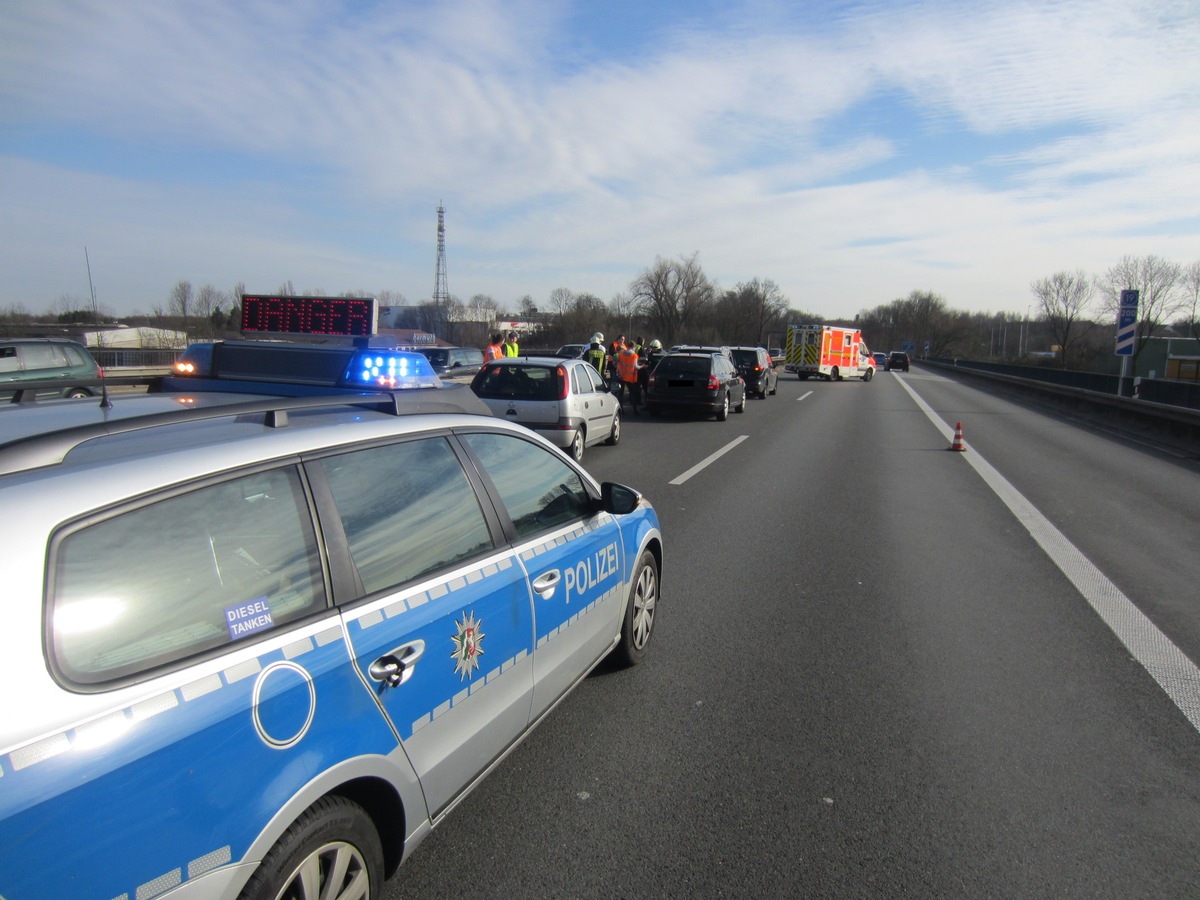 FW-MH: A 40: Verkehrsunfall mit 4 beteiligten PKW